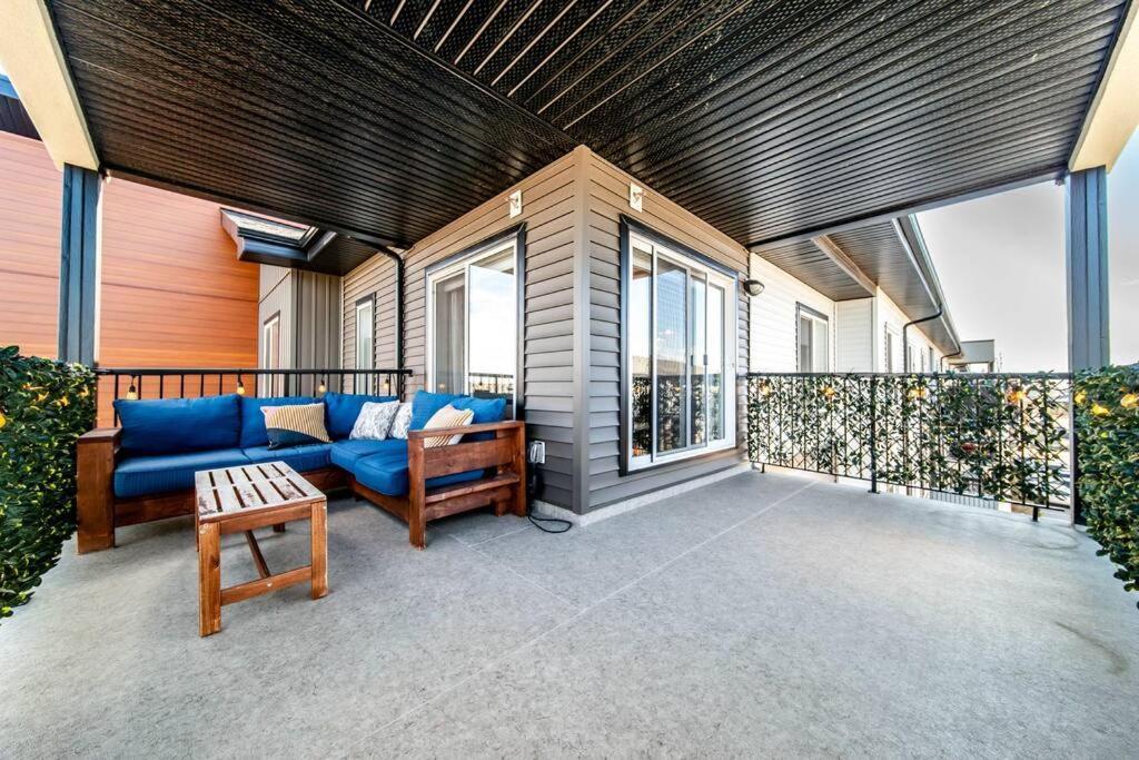 אדמונטון Bright Luxe Condo, Ac, Top Floor, King Bed, Balcony! מראה חיצוני תמונה