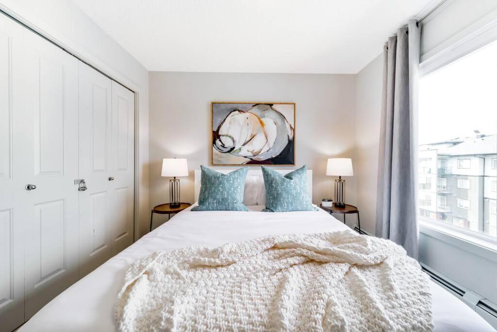 אדמונטון Bright Luxe Condo, Ac, Top Floor, King Bed, Balcony! מראה חיצוני תמונה
