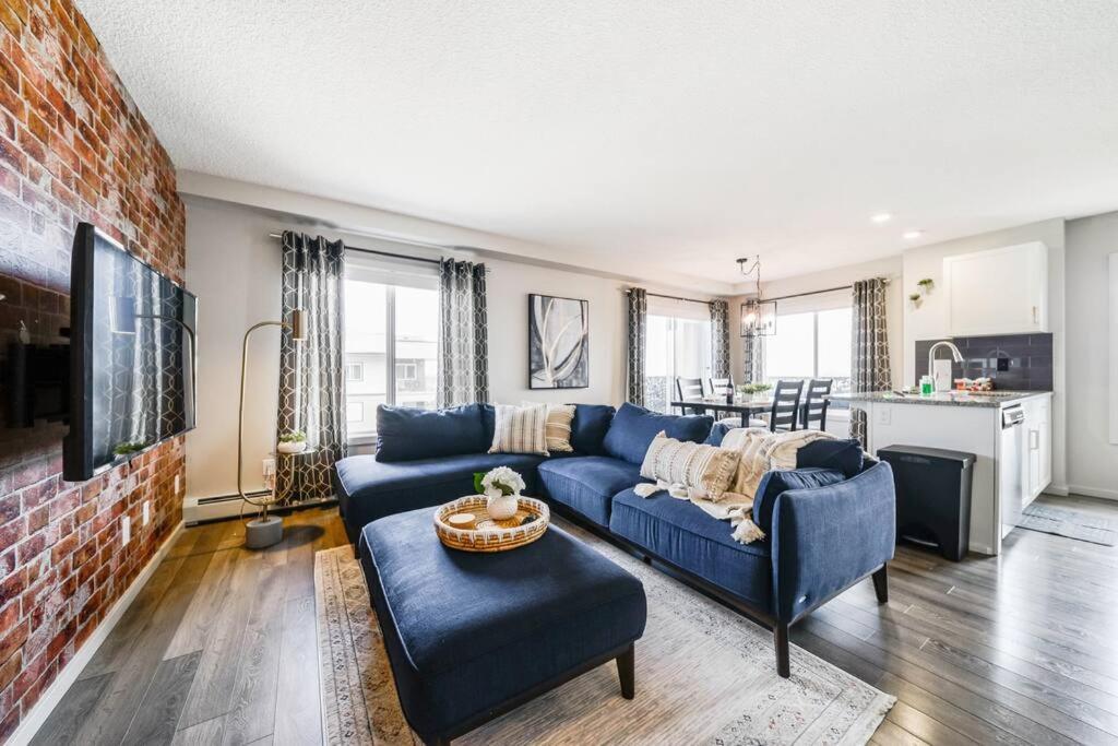 אדמונטון Bright Luxe Condo, Ac, Top Floor, King Bed, Balcony! מראה חיצוני תמונה