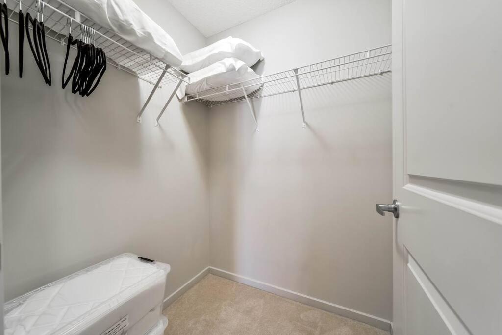 אדמונטון Bright Luxe Condo, Ac, Top Floor, King Bed, Balcony! מראה חיצוני תמונה
