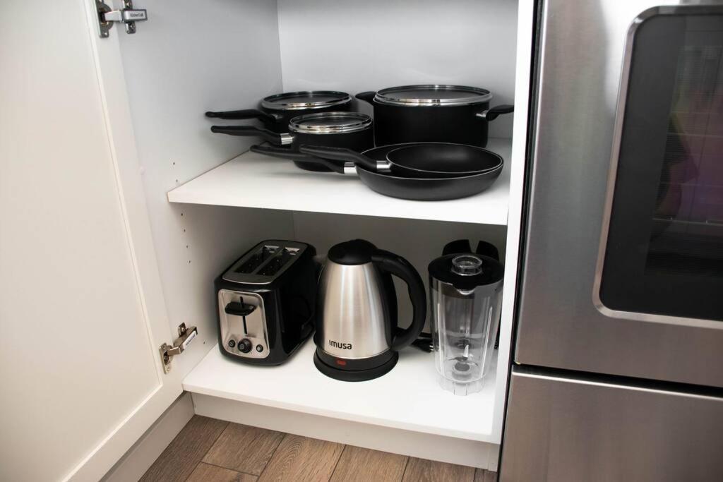 אדמונטון Bright Luxe Condo, Ac, Top Floor, King Bed, Balcony! מראה חיצוני תמונה