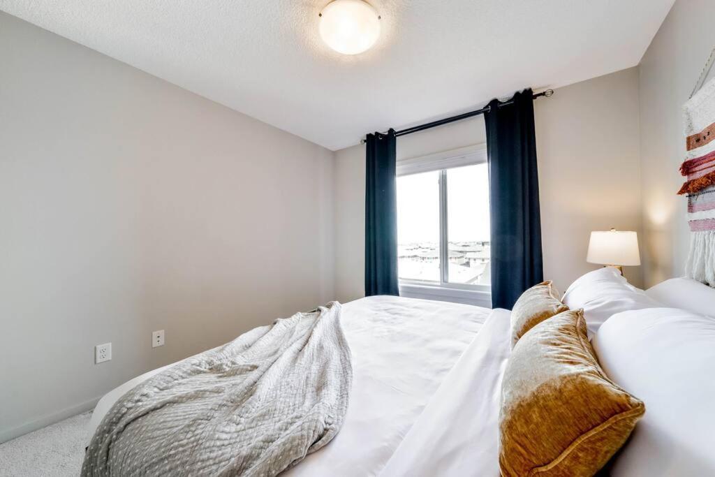 אדמונטון Bright Luxe Condo, Ac, Top Floor, King Bed, Balcony! מראה חיצוני תמונה