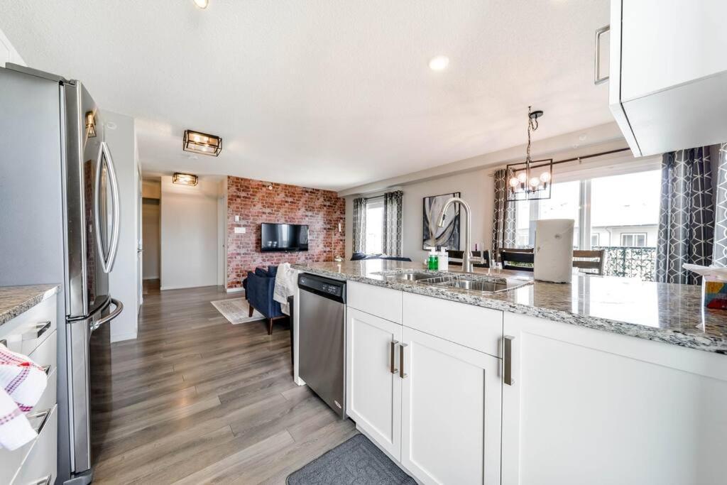 אדמונטון Bright Luxe Condo, Ac, Top Floor, King Bed, Balcony! מראה חיצוני תמונה