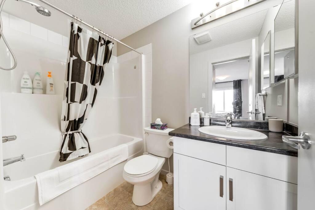 אדמונטון Bright Luxe Condo, Ac, Top Floor, King Bed, Balcony! מראה חיצוני תמונה