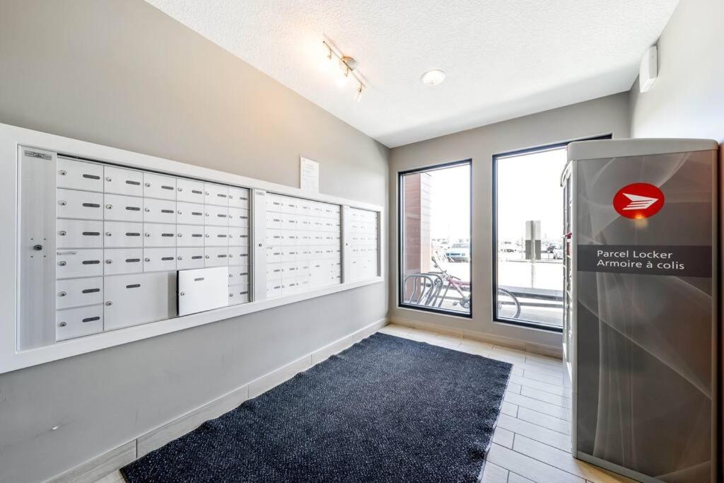 אדמונטון Bright Luxe Condo, Ac, Top Floor, King Bed, Balcony! מראה חיצוני תמונה