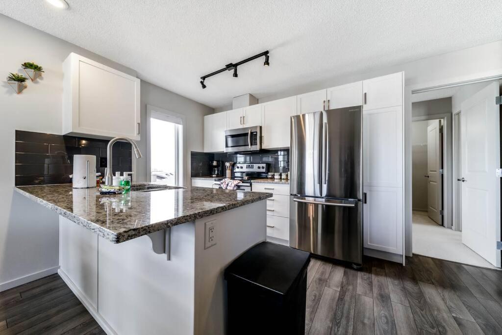אדמונטון Bright Luxe Condo, Ac, Top Floor, King Bed, Balcony! מראה חיצוני תמונה