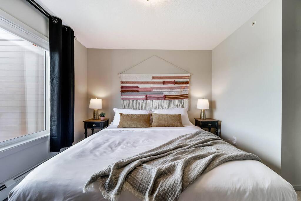 אדמונטון Bright Luxe Condo, Ac, Top Floor, King Bed, Balcony! מראה חיצוני תמונה