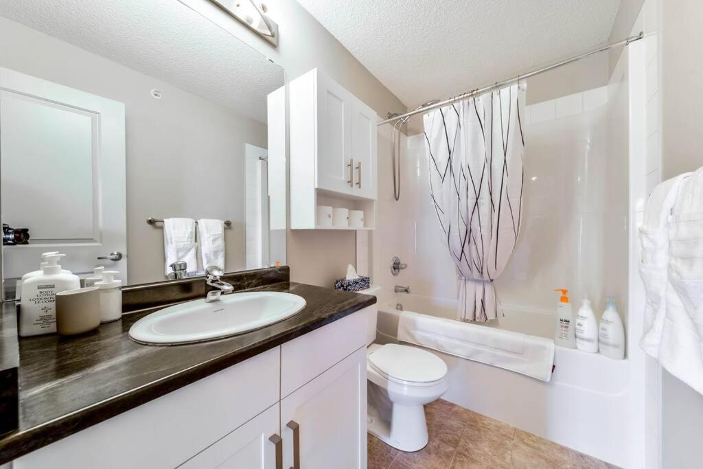 אדמונטון Bright Luxe Condo, Ac, Top Floor, King Bed, Balcony! מראה חיצוני תמונה