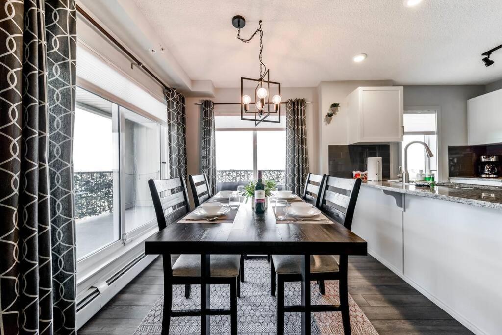 אדמונטון Bright Luxe Condo, Ac, Top Floor, King Bed, Balcony! מראה חיצוני תמונה