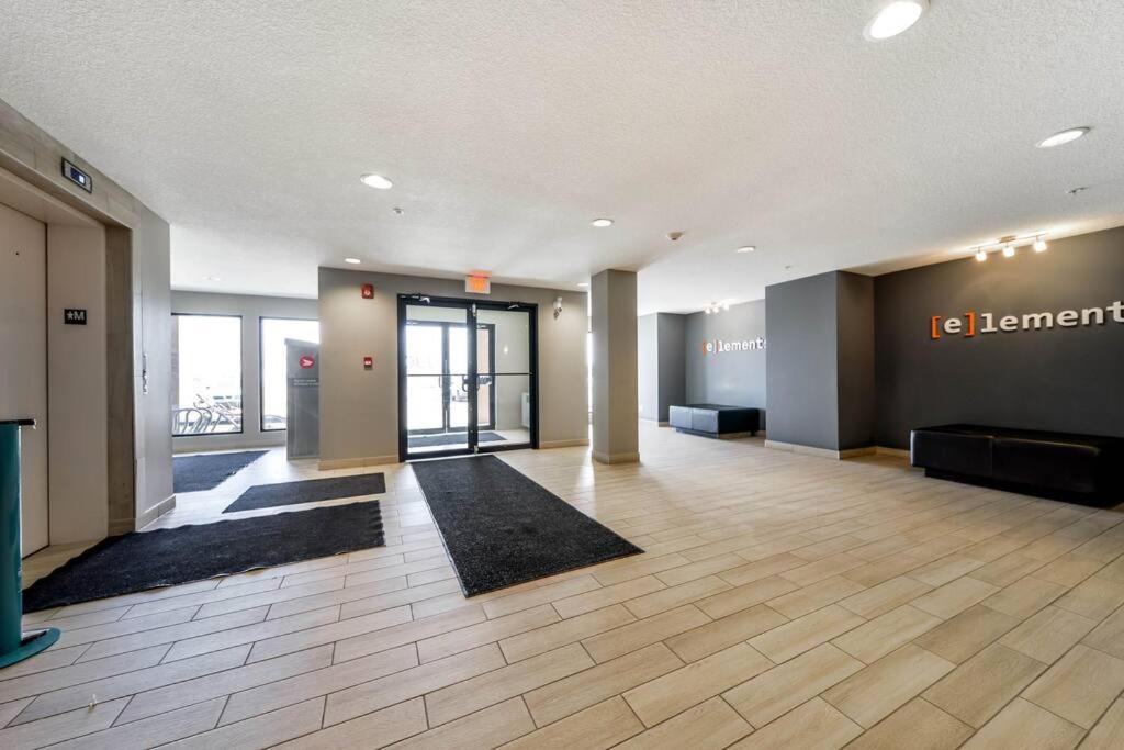 אדמונטון Bright Luxe Condo, Ac, Top Floor, King Bed, Balcony! מראה חיצוני תמונה