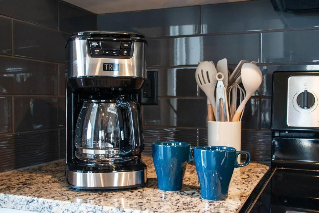אדמונטון Bright Luxe Condo, Ac, Top Floor, King Bed, Balcony! מראה חיצוני תמונה