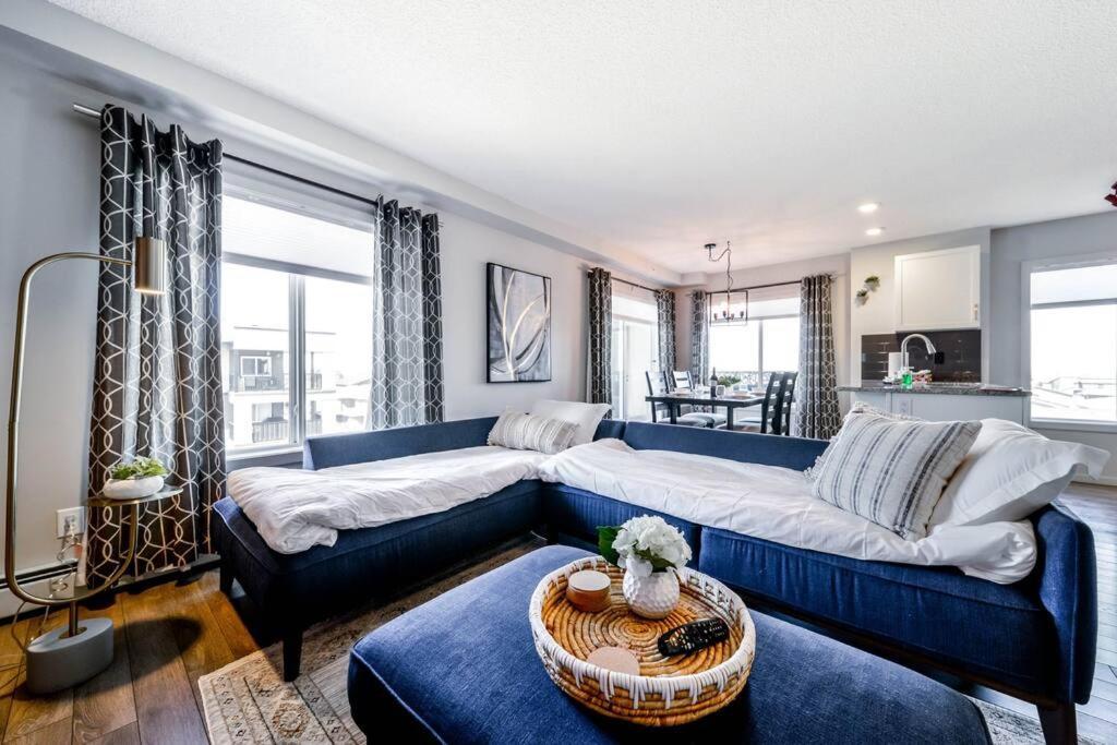 אדמונטון Bright Luxe Condo, Ac, Top Floor, King Bed, Balcony! מראה חיצוני תמונה